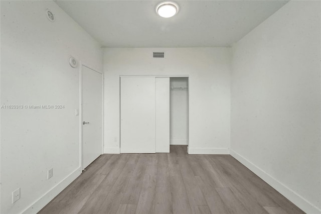 unfurnished room featuring light hardwood / wood-style floors