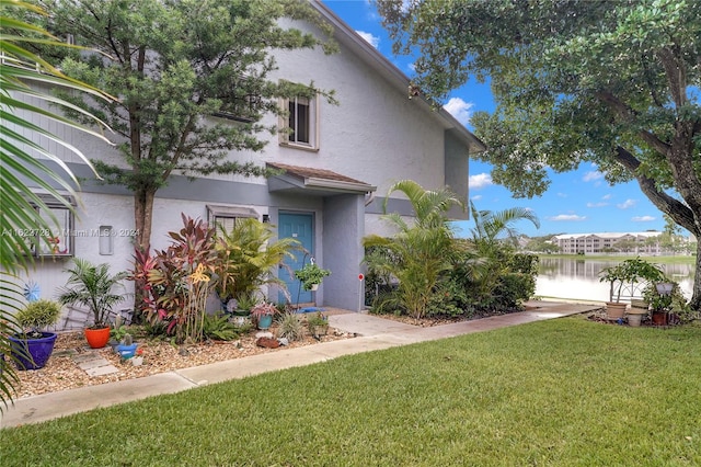 view of front of property with a front yard