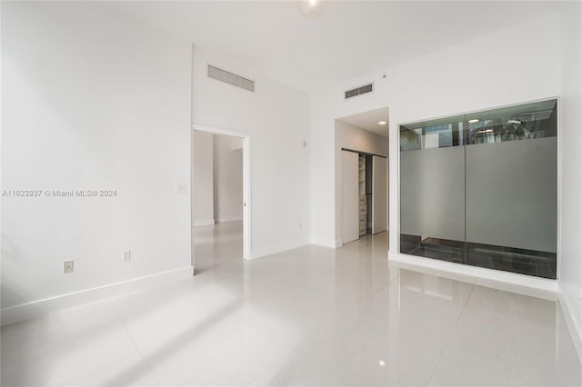 empty room featuring light tile patterned floors