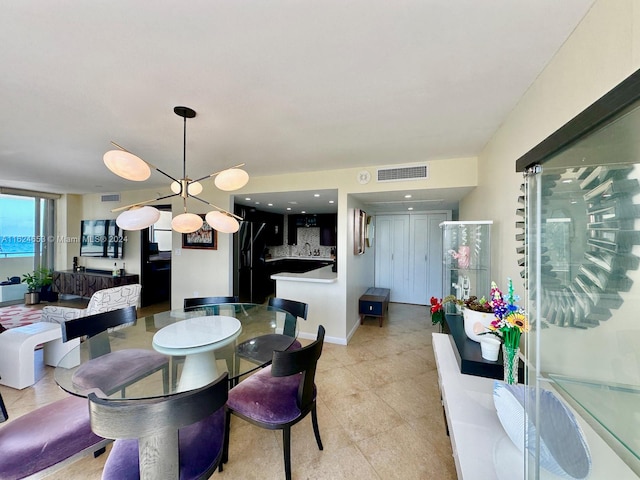 dining area featuring sink and a notable chandelier