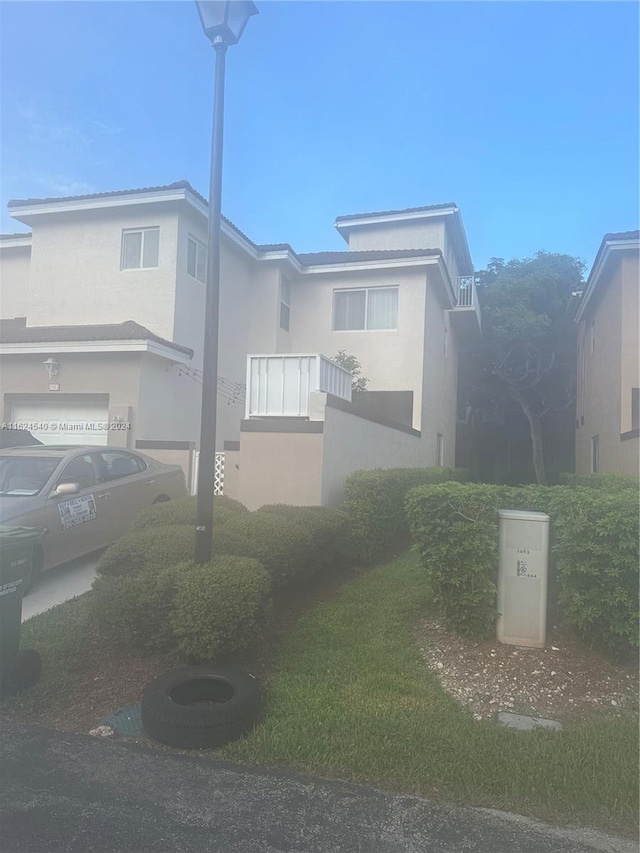 view of front facade featuring a garage