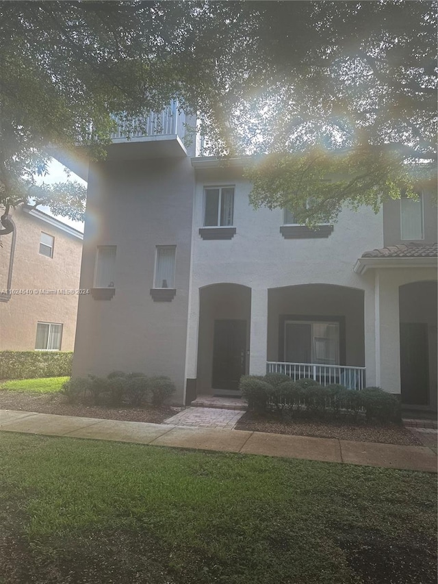 view of front of property with a front lawn