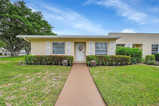 view of front of property featuring a front yard