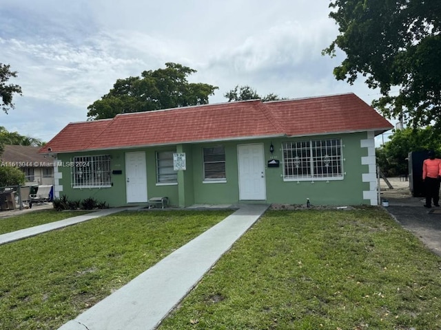 view of front of property featuring a front lawn