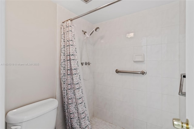 bathroom featuring a shower with shower curtain and toilet