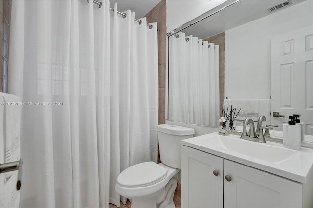 bathroom featuring a shower with curtain, vanity, and toilet