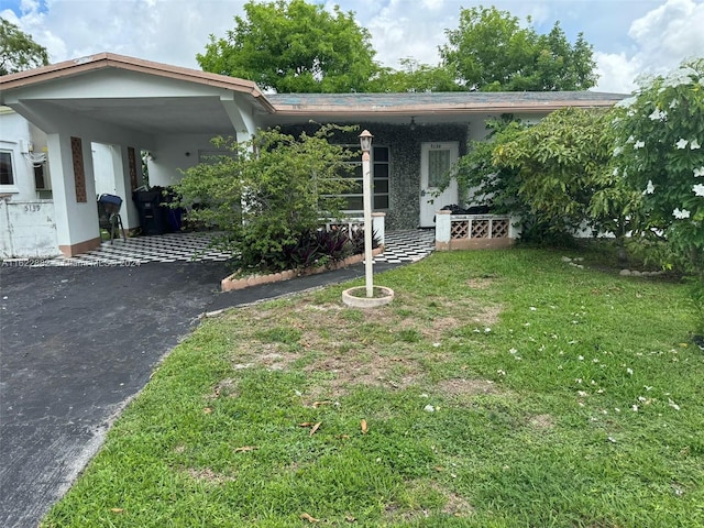 view of front of property featuring a front yard