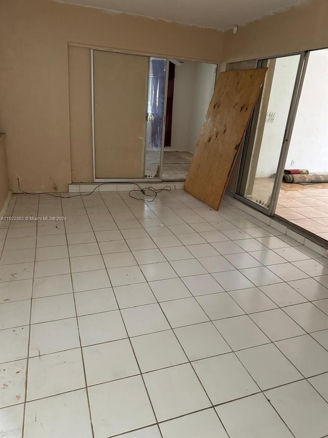 empty room featuring light tile patterned flooring