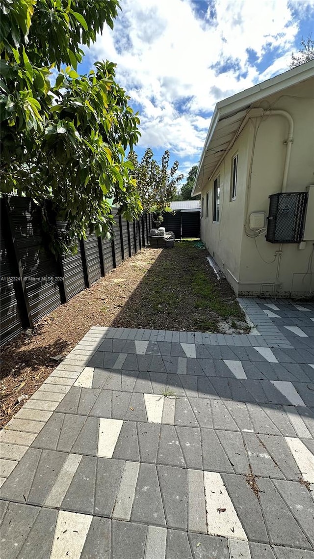 view of yard featuring a patio area