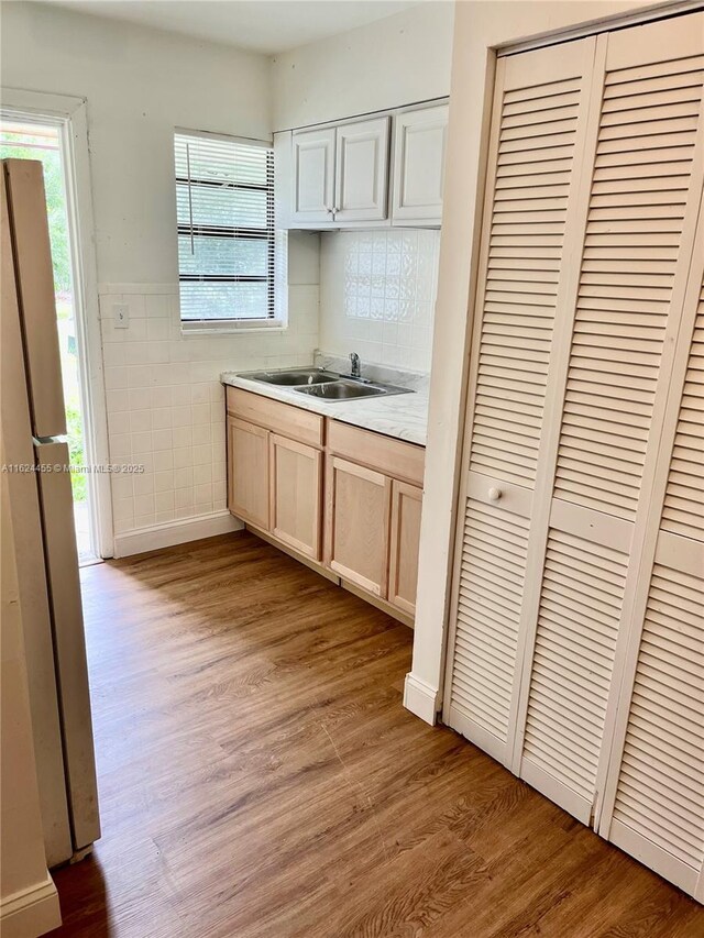 full bathroom with toilet, vanity, and tiled shower / bath