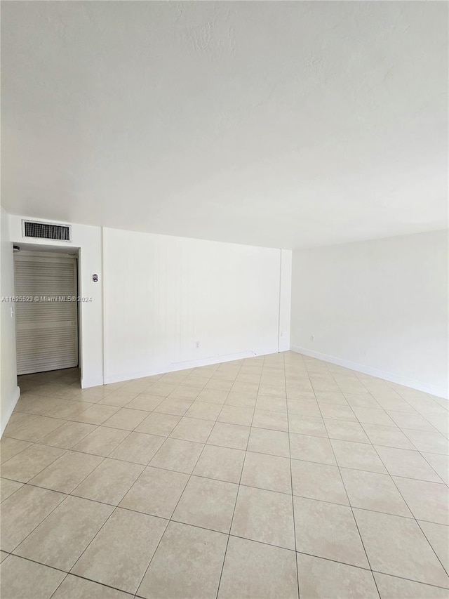 spare room featuring light tile patterned floors