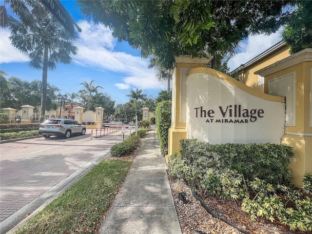 view of community / neighborhood sign