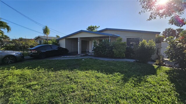 ranch-style home featuring a front lawn