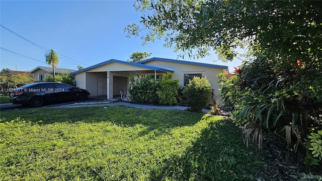 view of front of home featuring a front lawn