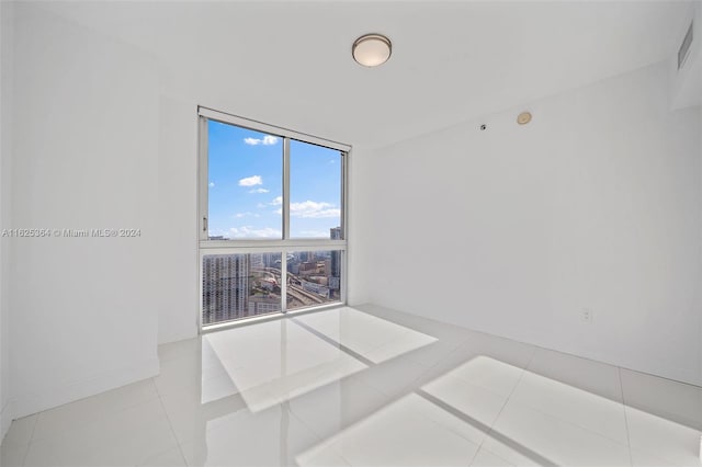 empty room featuring light tile patterned floors