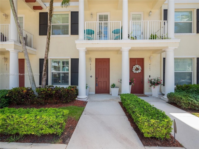 4159 Main St, Jupiter, FL 33458 - entrance to property with a balcony and stucco siding