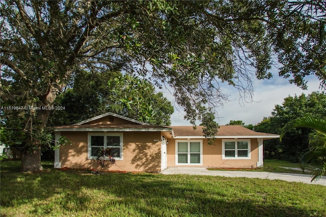 single story home with a front lawn