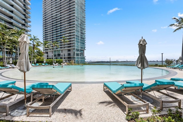 480 NE 31st St Unit 1005, Miami, FL 33137 - view of property's community with a swimming pool and a patio area