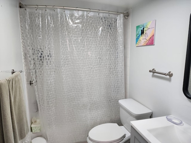 full bath with toilet, a shower with curtain, and vanity