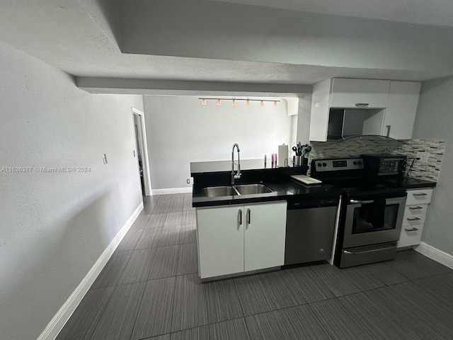 kitchen with sink, appliances with stainless steel finishes, tasteful backsplash, a textured ceiling, and white cabinets