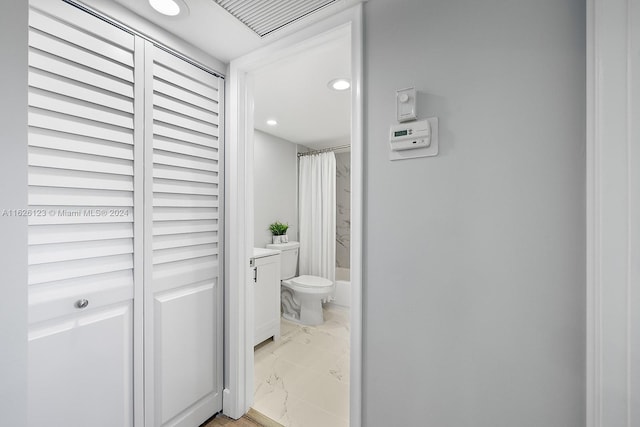 full bathroom with shower / bath combination with curtain, vanity, and toilet