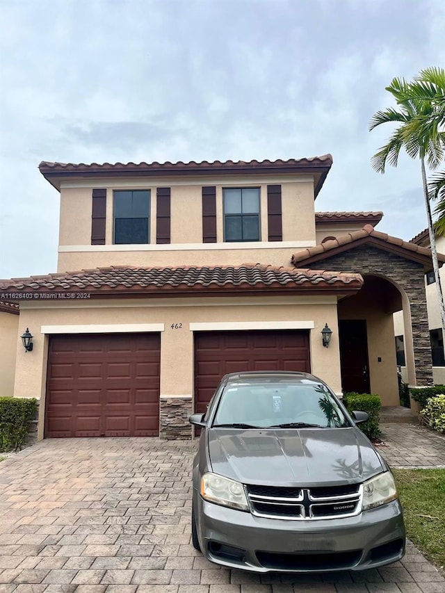 view of front facade featuring a garage