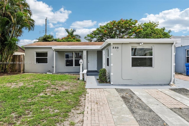 view of front of home featuring a front yard