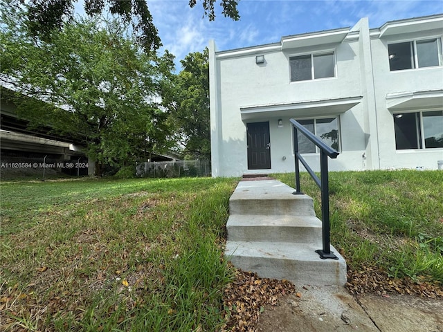 view of front facade featuring a front yard