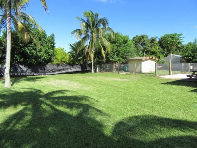 view of yard featuring an outbuilding