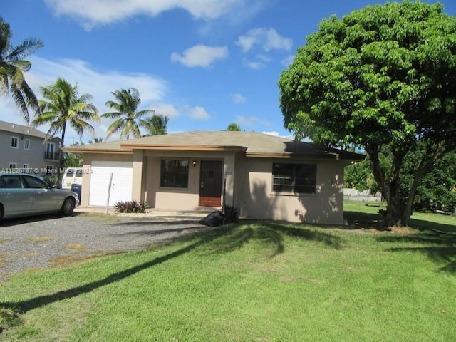 view of front facade featuring a front yard