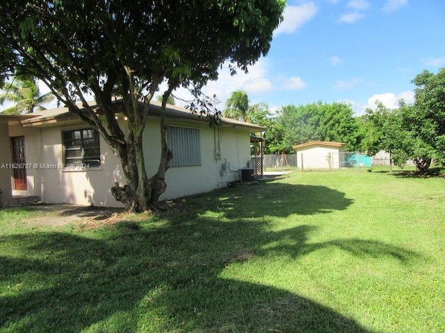 view of yard featuring a storage shed