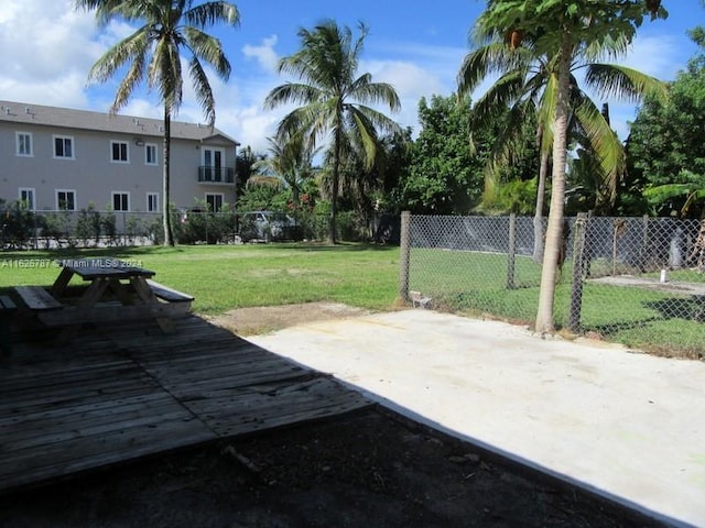 view of yard featuring a patio