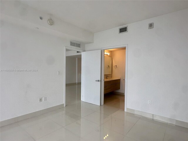 empty room featuring light tile patterned flooring