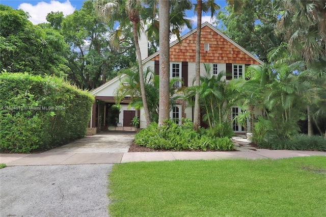 view of front of home featuring a front yard and a carport