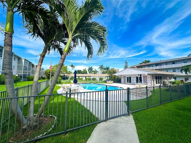 view of swimming pool featuring a yard