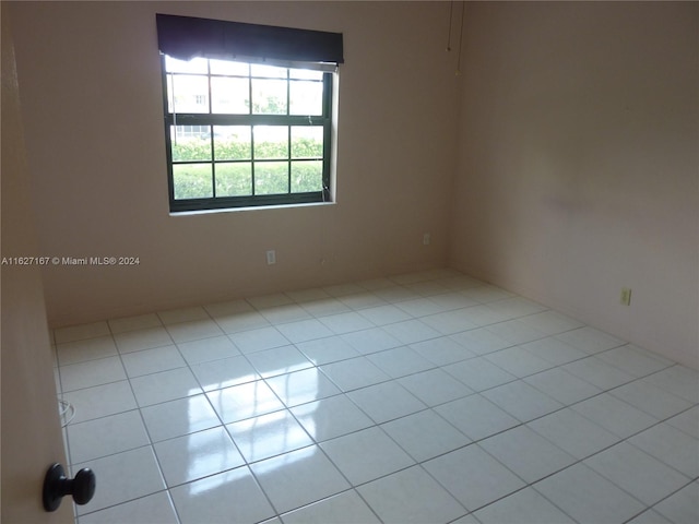 empty room featuring light tile patterned flooring