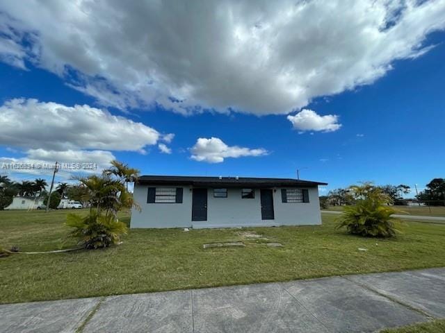 view of front facade featuring a front lawn