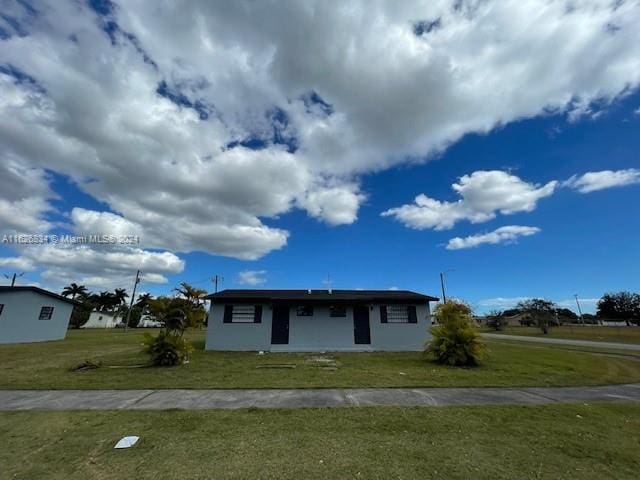 view of front of property featuring a front lawn