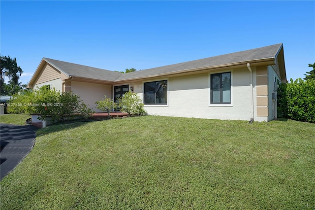 single story home featuring a front yard