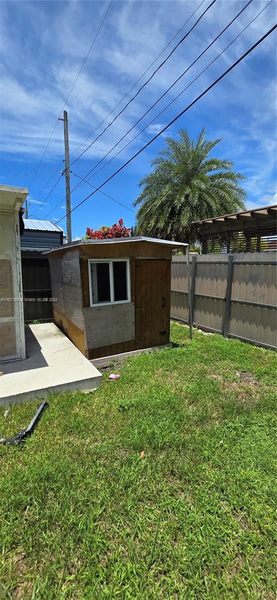 view of yard featuring an outdoor structure