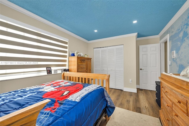 7949 NW 188th Ter, Hialeah, FL 33015 - bedroom with a textured ceiling, wood finished floors, crown molding, a closet, and recessed lighting