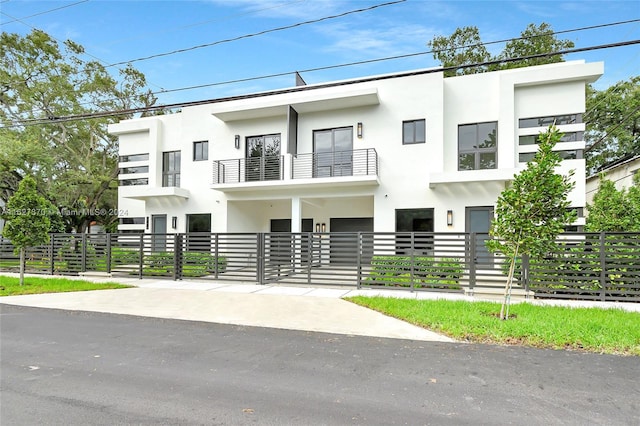 view of front of property featuring a balcony