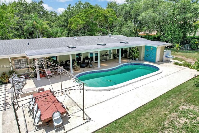 view of swimming pool featuring a patio