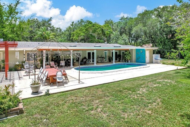 view of swimming pool with a patio and a lawn