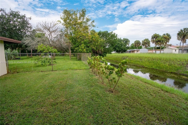 view of yard featuring a water view