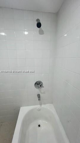 bathroom with tiled shower / bath