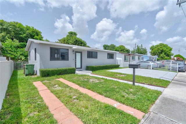 view of front of property featuring a front yard