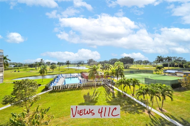 view of property's community featuring a lawn