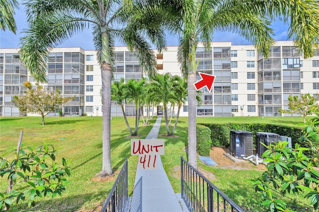 view of property's community featuring a lawn