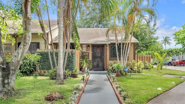 view of front of house featuring a front lawn